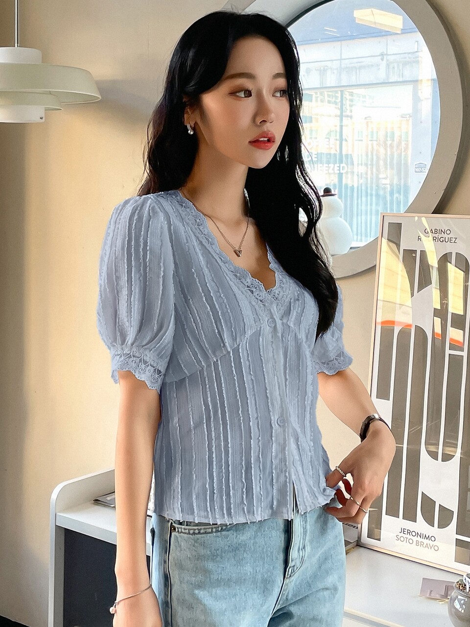 Contrast Lace V-neck Puff Sleeve Blouse