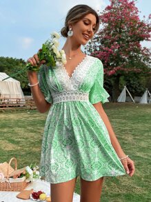 Vestido con estampado al azar con cordón trasero de cuello V - Verde - Ver 1