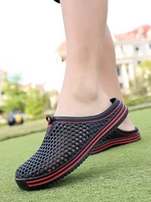 Cómodos zuecos de ventilación frontal con letras huecas para mujer, bonitas pantuflas de tiburón suaves y cómodas - Negro - Ver 1