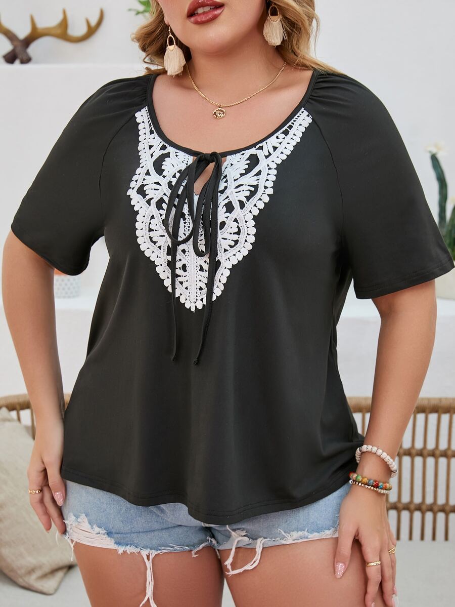Plus Contrast Guipure Lace Tie Front Tee - الأسود - مشاهدة 1
