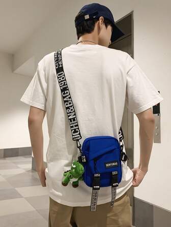 纯色拉链开合斜挎包，配有吊坠 斜挎包 单肩包 侧包 方形包 节日必备 大学生书包 送给男朋友的夏季礼物 男士礼物 迷你父亲节礼物 大学书包 爸爸 新生 书籍 返校 多功能宿舍 大学生 通勤 时尚便携斜挎包 男士包 斜挎包 侧包 学习用品 秋季邮差包 男士包 圆筒包 老钱 万圣节 男士圣诞礼物 尖叫男士包 男士冬季包