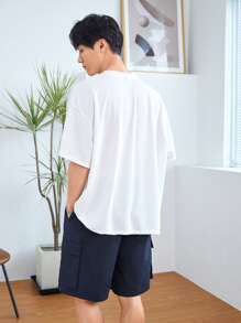 Manfinity Loose Fit Men's Letter Graphic Drop Shoulder T-Shirt & Flap Pocket Drawstring Shorts - Blue and White - View 2