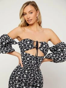 SHEIN VCAY 滿版印花一字肩鏤空前抽繩連衣裙 - 黑與白 - 查看 3