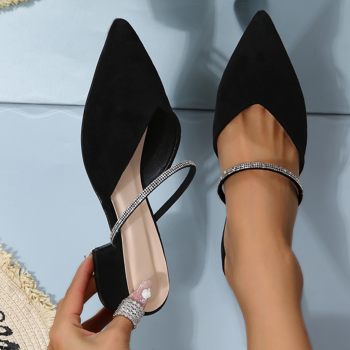 Sandalias de tacón medio con punta puntiaguda y estilo francés sin talón con tachuelas, nuevas para primavera/verano 2025 para mujeres