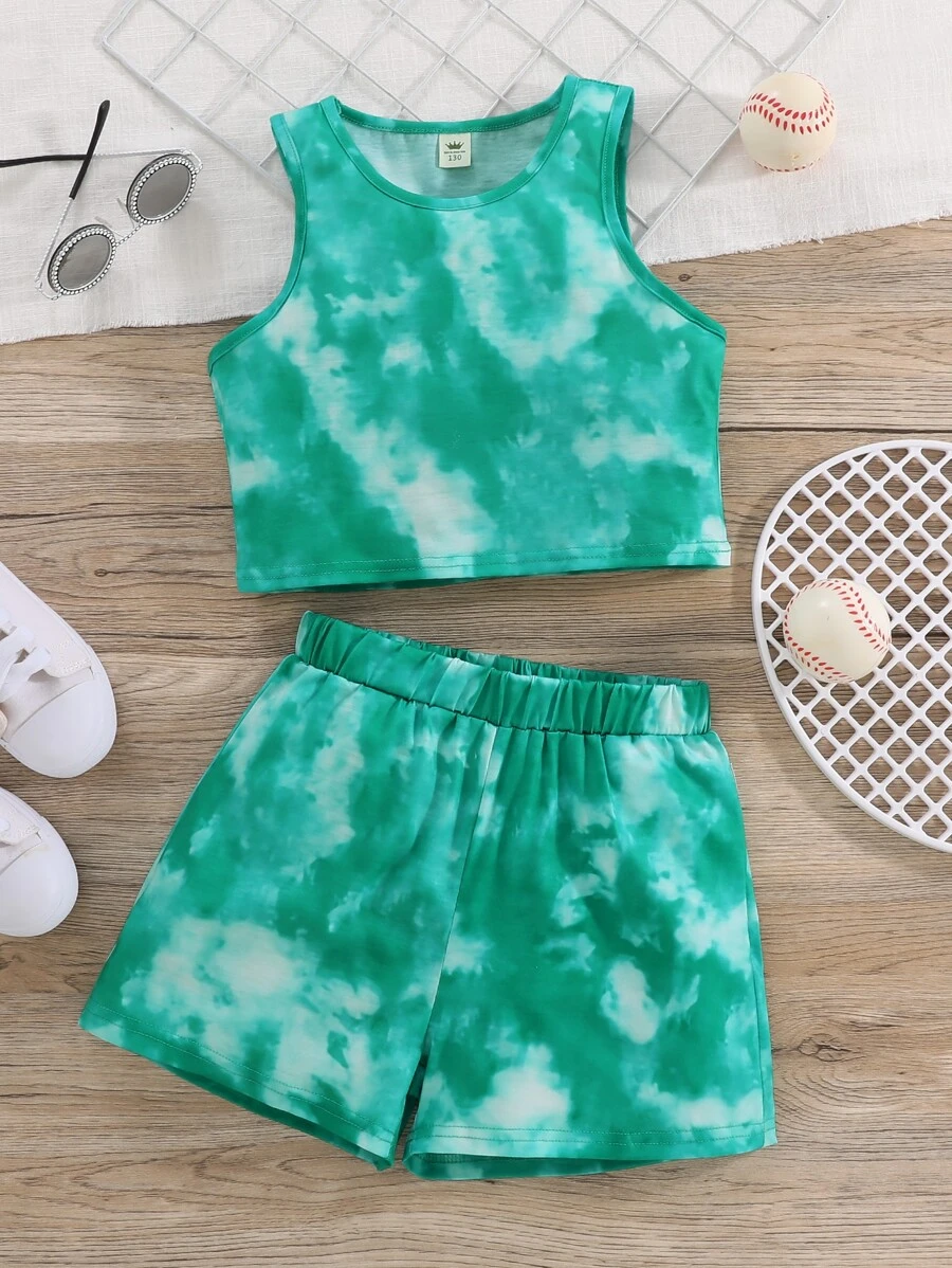 女孩紮染背心上衣和短褲