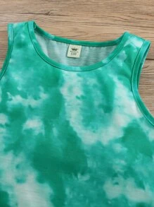 女孩紮染背心上衣和短褲