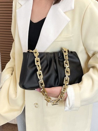 Bolso fruncido con diseño de cadena