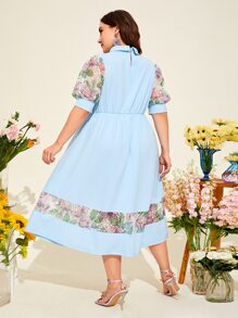 Mulvari 大碼印花蕾絲拼接泡泡袖洋裝不附腰帶 - 淺藍色 - 查看 3