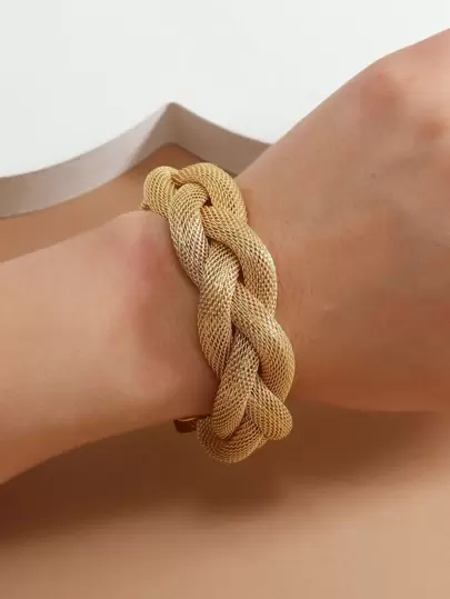 Pulsera abierta con diseño trenzado