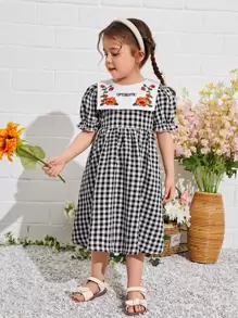 SHEIN 小女童雙色格子字母和花卉刺繡誇大領口泡泡袖洋裝