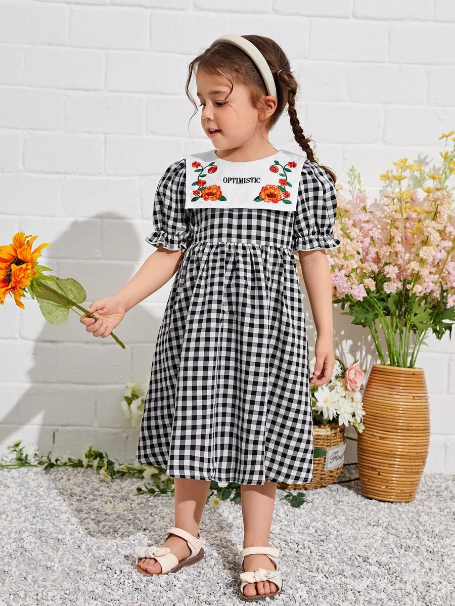 SHEIN 小女童雙色格子字母和花卉刺繡誇大領口泡泡袖洋裝