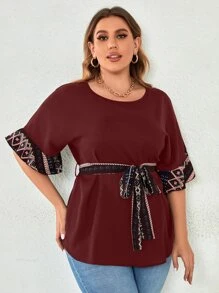 Mulvari 勃艮第红色加几何印花荷叶边袖系带衬衫