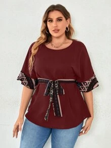 Mulvari 勃艮第红色加几何印花荷叶边袖系带衬衫