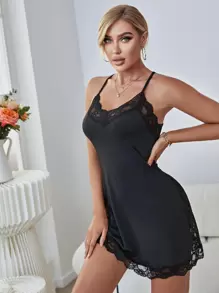 Vestido de pijama con escote de pañuelo, panel de encaje y espalda recortada