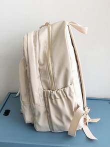 Mochila con diseño de parche de letra con accesorio de bolso