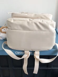 Mochila con diseño de parche de letra con accesorio de bolso