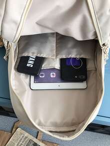 Mochila con diseño de parche de letra con accesorio de bolso