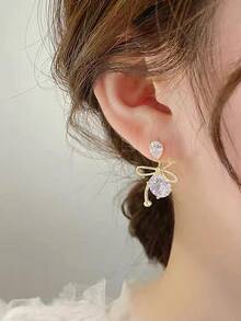 水鑽和蝴蝶結裝飾耳墜
