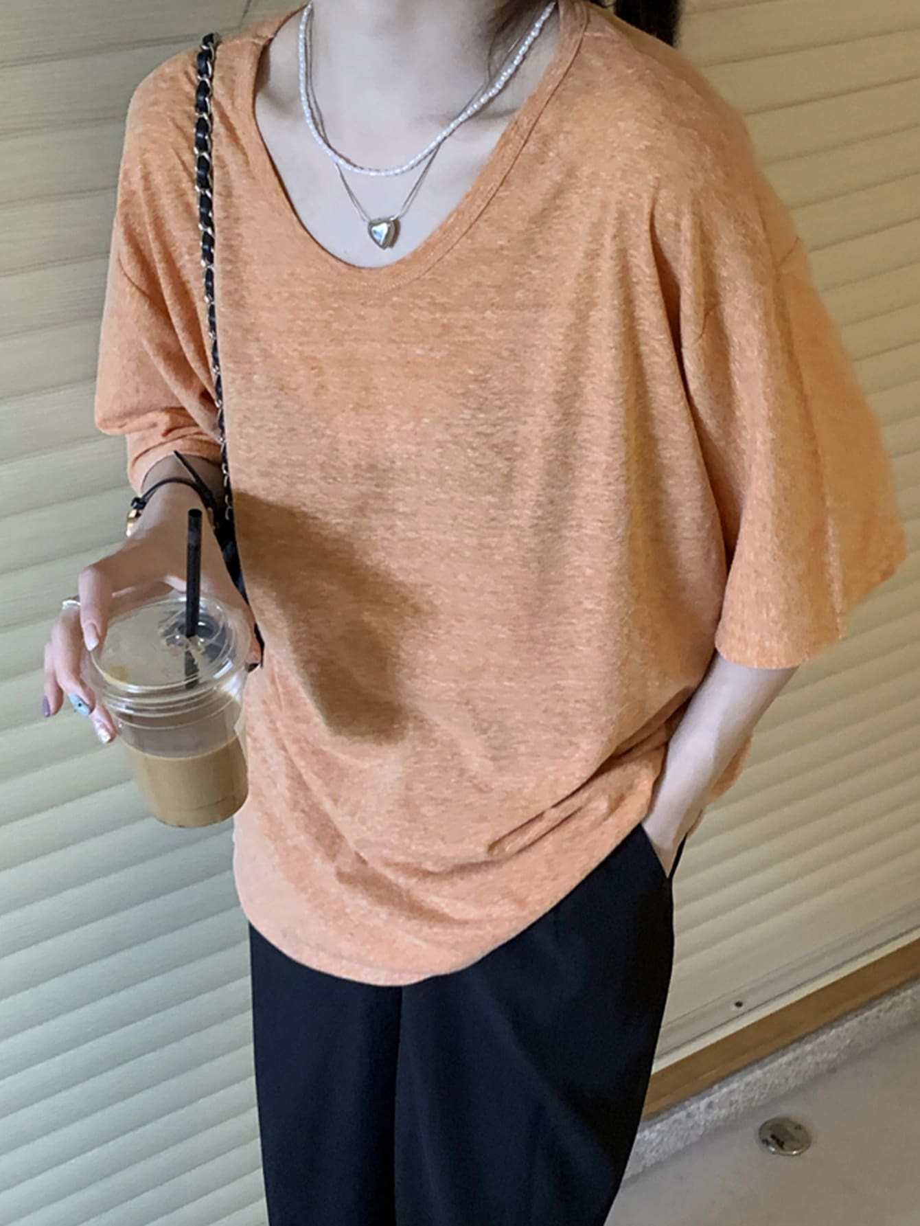 Kaos Oversized dengan Leher Bulat dan Bahu Jatuh - Coral Orange - View 1