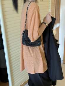 Kaos Oversized dengan Leher Bulat dan Bahu Jatuh - Coral Orange - View 2