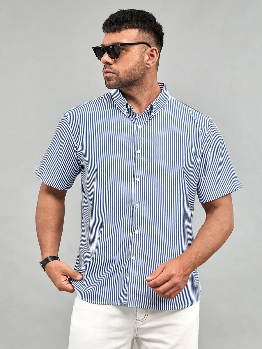 Manfinity Hombres Camisa con estampado de rayas de cuello con botón - Azul y blanco - Ver 1