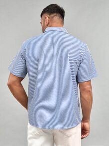 Manfinity Hombres Camisa con estampado de rayas de cuello con botón - Azul y blanco - Ver 2