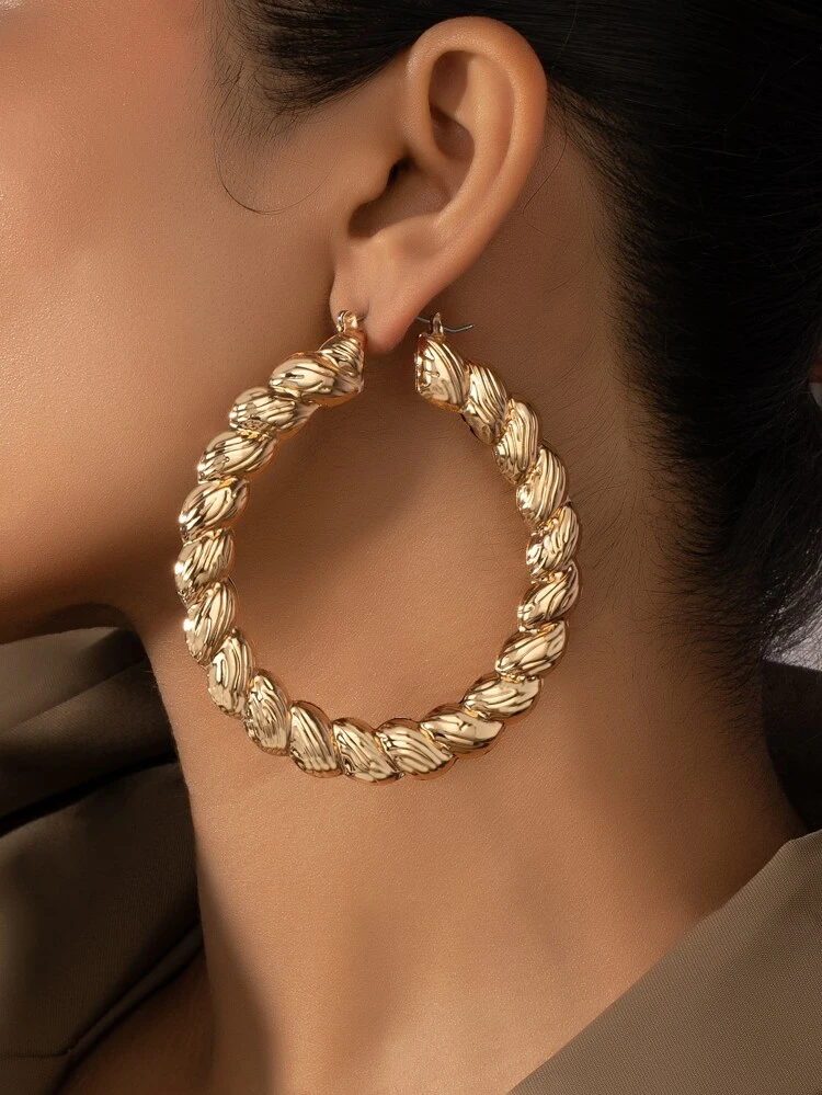 1 Pair Women's Metal Embossed Patterned Earrings, Suitable For Everyday Wear