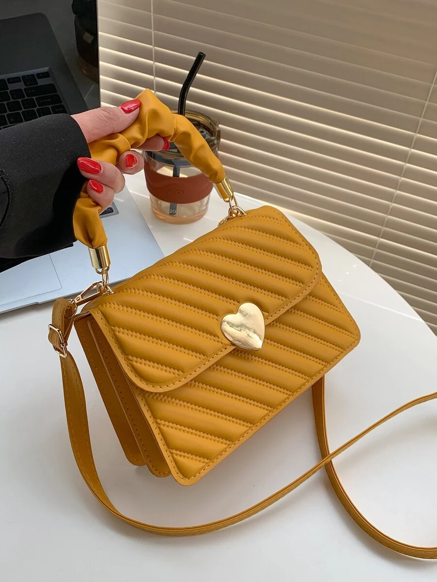 Túi vuông có dây đeo trang trí bằng kim loại chần