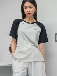 DAZY Đồ họa Chữ cái Khối màu Tay Raglan Áo thun - Màu Xám nhạt - Xem 5