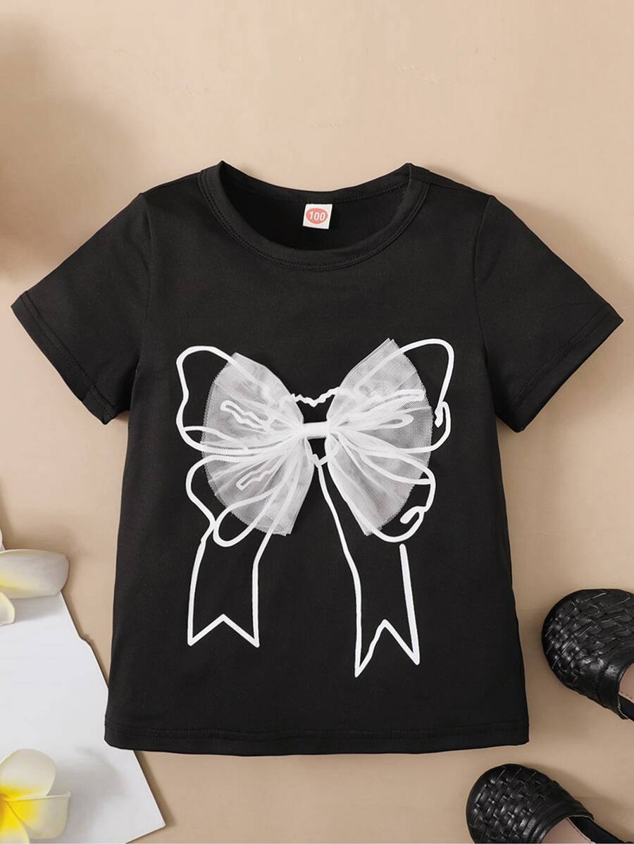SHEIN Camiseta de manga corta de cuello redondo para niñas jóvenes con acabado en borde negro, con impresión frontal y decoración de malla blanca con lazos, para verano
