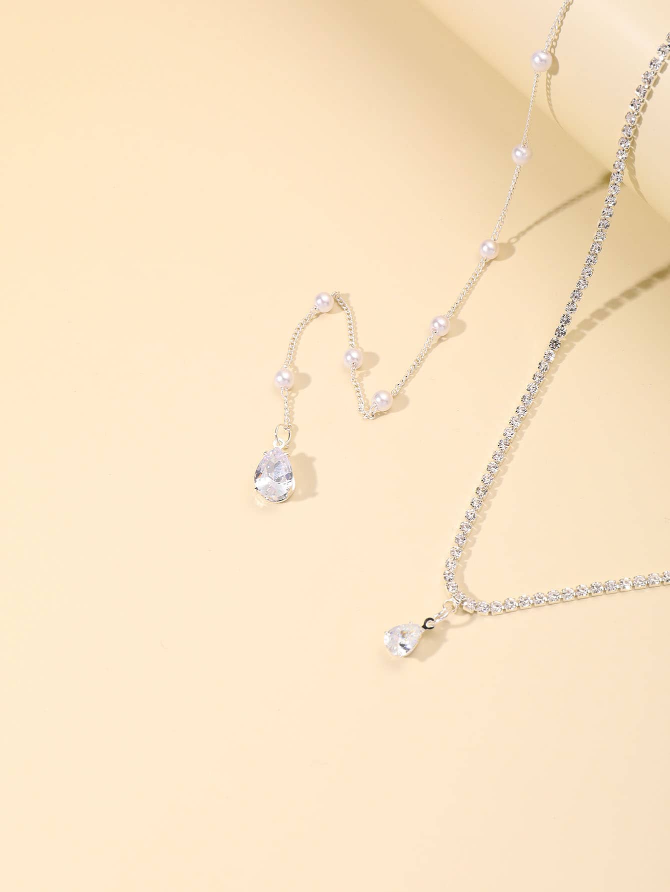 สร้อยคอหลัง ตกแต่ง พลอยเทียม & ไข่มุกเทียม - สีเงิน - ดู 2