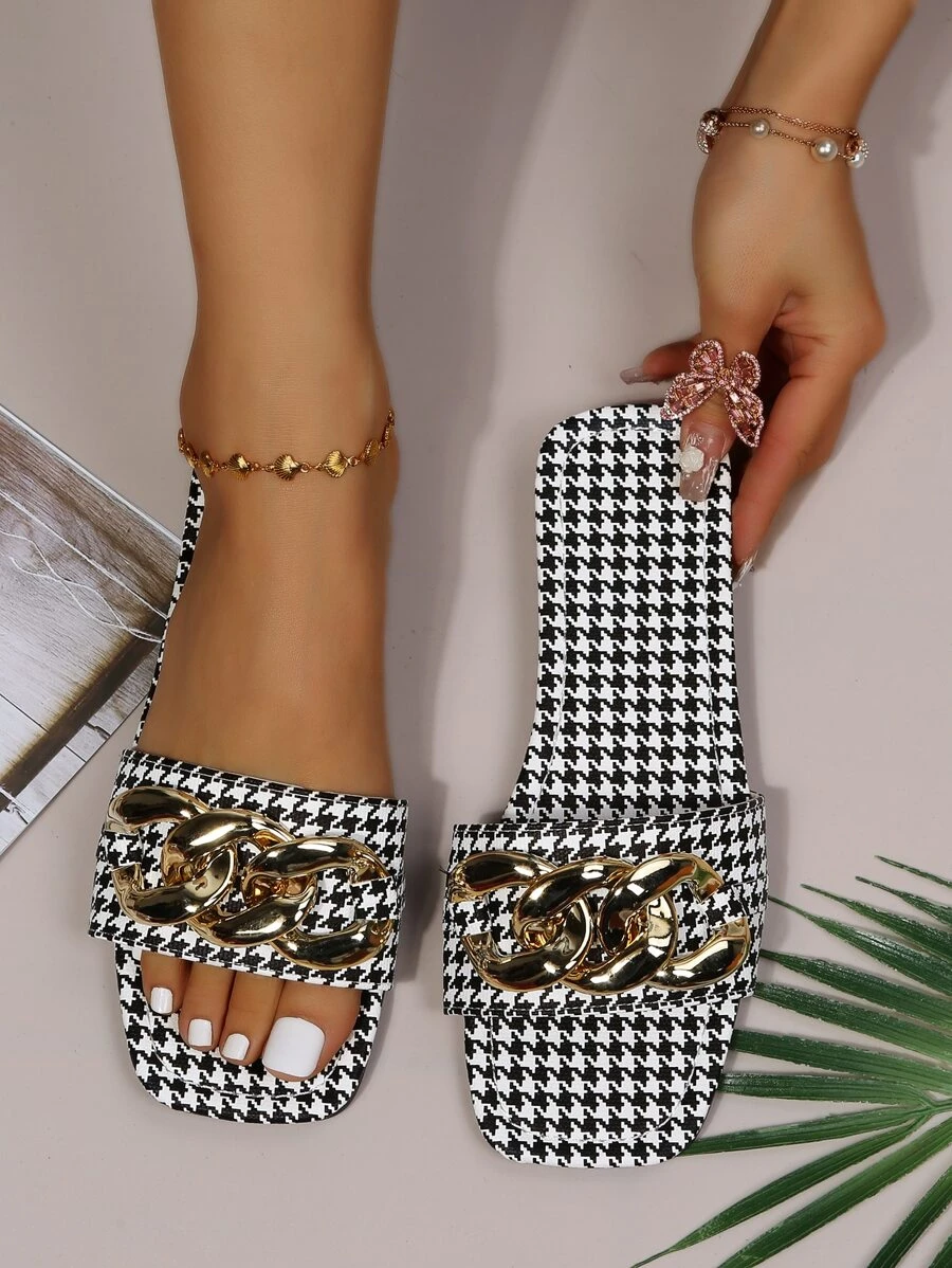 時尚戶外千鳥格印花平底拖鞋適用於女士鏈條裝飾人造皮革露趾涼拖 - 黑與白 - 查看 1