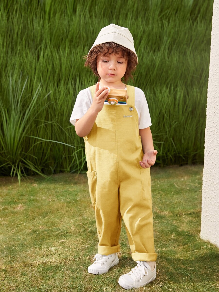 SHEIN 小男童圓領T恤和字母圖案背帶褲 - 彩色 - 查看 1