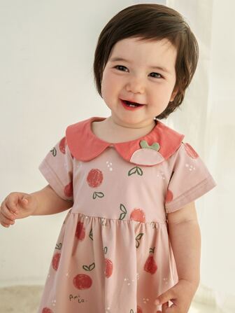 小女童彼得潘領貼布細節圖案印花連衣裙