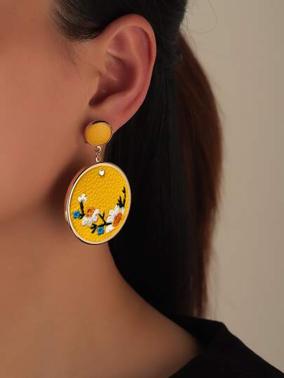 أقراط قطرة مطرزة بالزهور