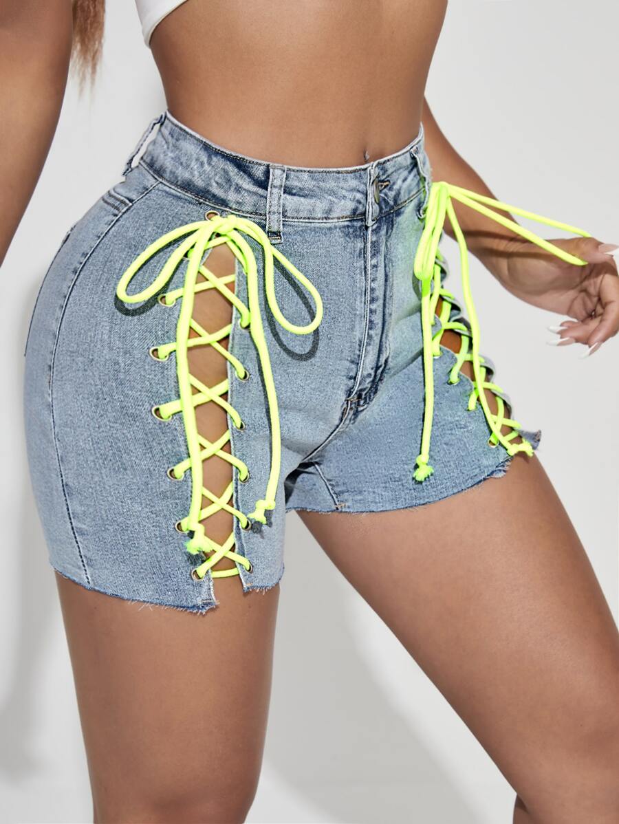 鏤空前繫帶毛邊緣牛仔短褲 - 淺色水洗藍 - 查看 1