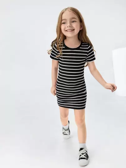 SHEIN Tween Girls Casual Fitted Black And White Striped Pattern Round Neck Dress, Suitable For Summer