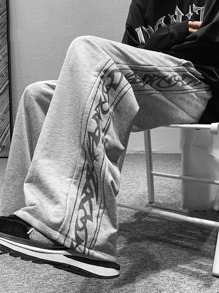 Manfinity 男款休閒圖形印花運動長褲，斜袋款式 - 灰色 - 查看 3