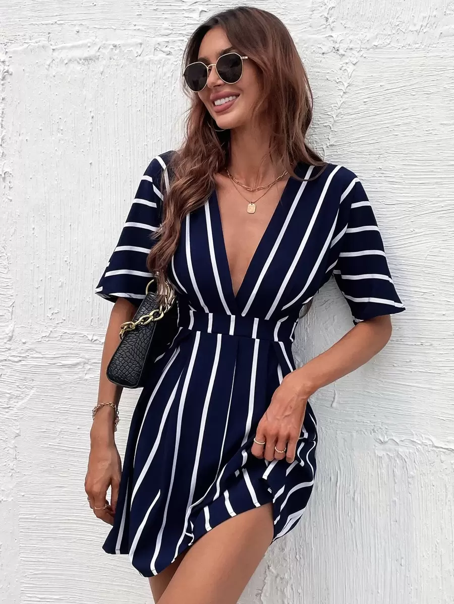 Calvaya Vestido con cuello en pico, pliegues y detalles a rayas - Azul Marino - Ver 1