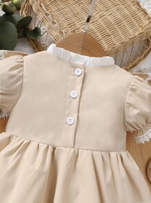 嬰兒拼接水溶蕾絲荷葉邊泡泡袖連衣裙