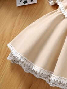 嬰兒拼接水溶蕾絲荷葉邊泡泡袖連衣裙