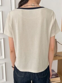 DAZY 人物刺繡鑲邊T恤 - 杏色 - 查看 2