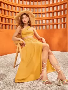 素色單肩上衣和高衩裙子套裝