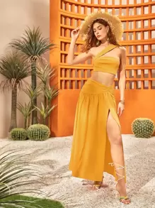 素色單肩上衣和高衩裙子套裝