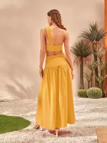 素色單肩上衣和高衩裙子套裝