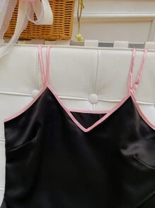 Conjunto de pijama top de tirantes unido en contraste con shorts ribete fruncido con goma de pelo con antifaz de ojo - Negro - Ver 5