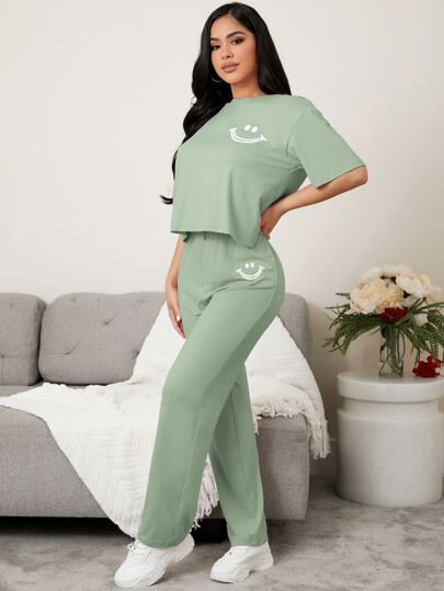 طقم بيجامة مريحة من قميص بأكمام سقوطية وبنطلون بطبعات كرتونية