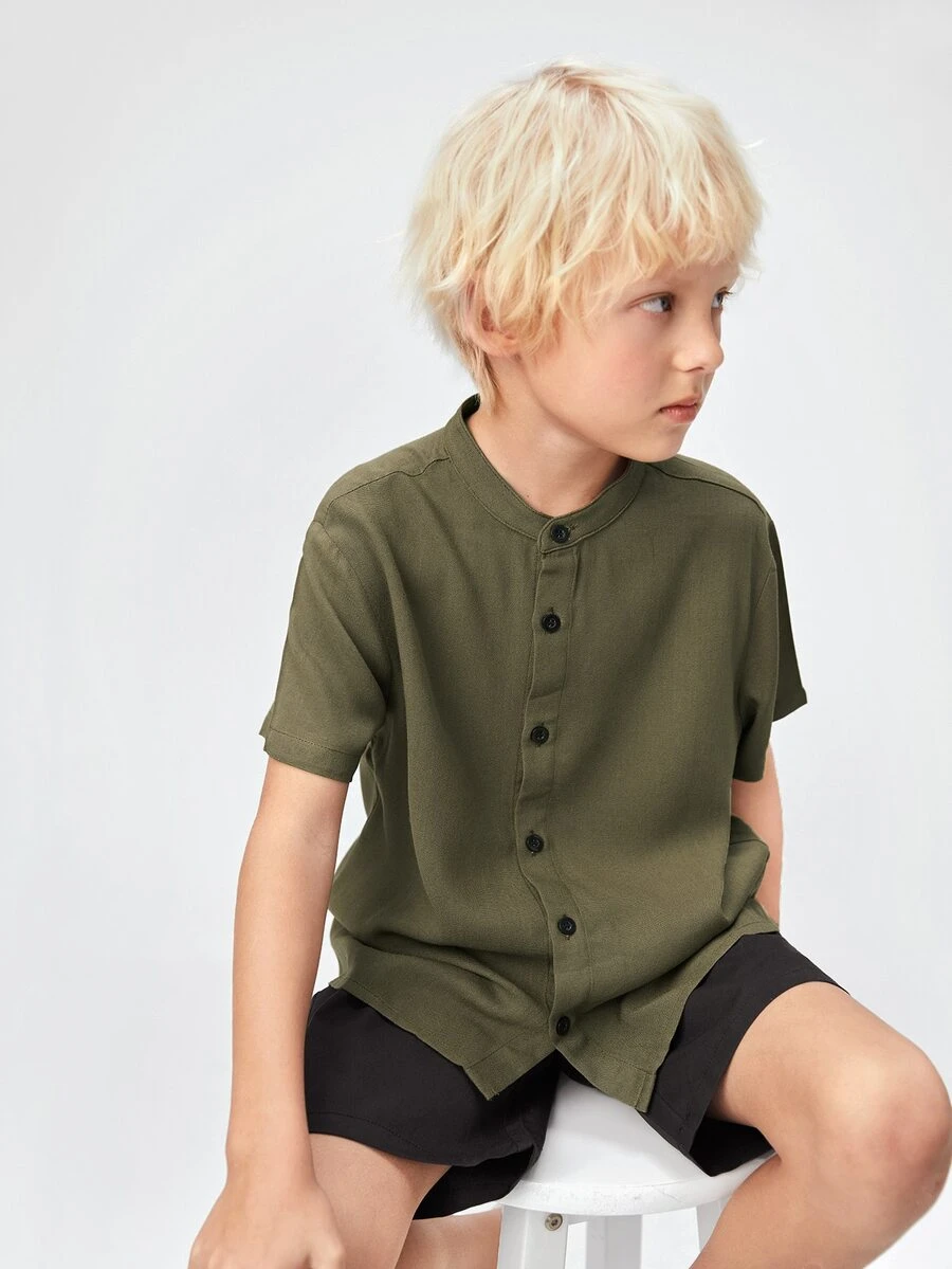 SHEIN 男孩小高領前紐扣襯衫和短褲套裝 - 軍綠色 - 查看 1