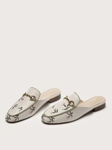 Mules planos con bordado floral con diseño metal