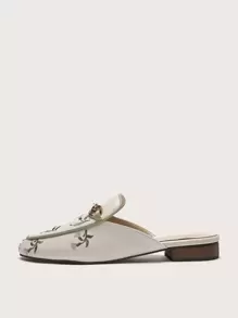 Mules planos con bordado floral con diseño metal